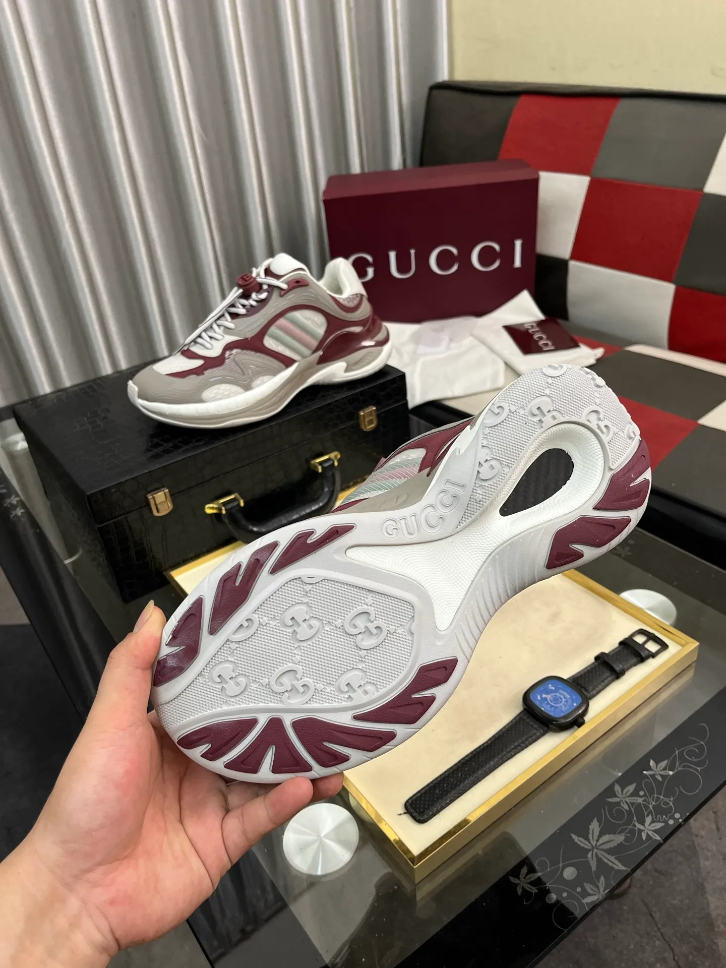 Men's men's shoes 💰1040⌚️⌚️GUCCI Gucci's new dad shoes 🇮🇹Top version🇮🇹🔜Purchasing level High version: The original disassembly took more than 3 months to develop 1:1, the version has been upgraded again, chips, packaging, imported mesh, all made with computerized cars Couple 👫 style 🔜Versatile in all seasons🔜 Fashion🔜 Personality 🔜Distinctive 🔵Full range of layouts, welcome to inquire for pictures Outsole: The latest original developed TPU vacuum Upper: Original mesh, super breathable 💯Full set of packaging Medium and low belt LOGO Size: Women's size 35-40 Men's size 38-45 (38 45 customized